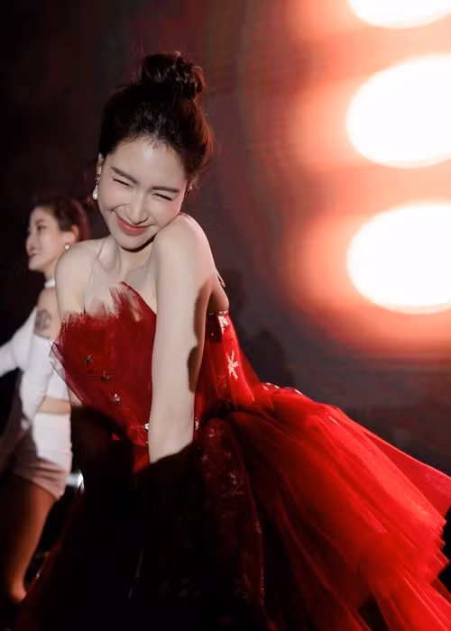 Giọng ca "Rời bỏ" vẫn chăm chỉ chạy show.
