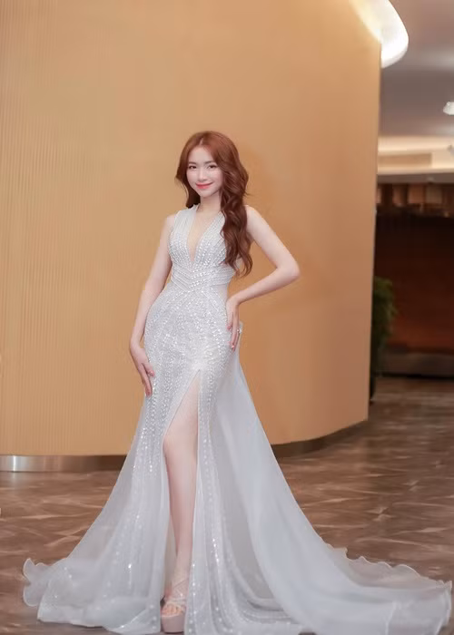 Bị đồn hẹn hò Isaac, Hòa Minzy phủ nhận: "Trời đất ơi, không có đâu mọi người, mọi người xem cho vui thôi, anh Isaac với bé Phương Nhi đẹp đôi hơn, Hòa có em bé rồi, già rồi".