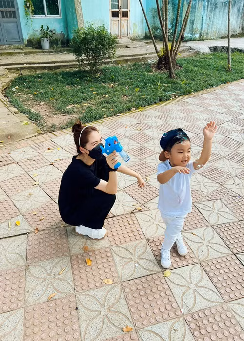 Cuộc sống của Hòa Minzy bên con trai đầy bình yên. Nữ ca sĩ dành nhiều thời gian cho quý tử của mình. Những lần đi diễn xa, Hòa Minzy thường đem con theo để tranh thủ đưa con đi du lịch. "Lúc nào cũng là hình ảnh này, mẹ Hòa cõng Bo đi khắp mọi nơi, vừa đi diễn về mệt tóc nối chưa tháo, make up chưa tẩy, nhưng chỉ lo đưa con đi chơi cho kịp không chợ đêm đóng cửa", nữ ca sĩ từng chia sẻ.