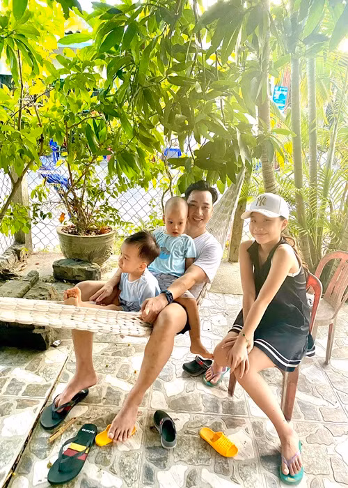 Con gái Thành Trung từng xin ứng trước tiền lì xì Tết để mua quà sinh nhật muộn dành cho hai em trai.