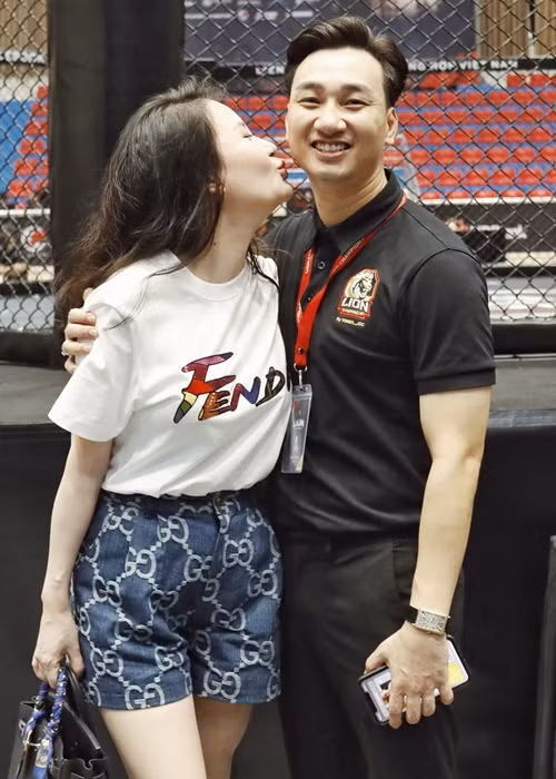Hạnh phúc của Thành Trung còn là vợ không đòi hỏi mà rất chia sẻ. "Ngày trước khi yêu tôi hay tặng quà vợ. Còn bây giờ, có dịp lễ tết gì vợ cũng bảo thôi không phải mua gì đâu nhé. Phụ nữ Việt Nam là vậy, đã lấy chồng thì luôn nghĩ đến gia đình, nghĩ đến cái chung", nam MC bộc bạch trong cuộc phỏng vấn với VOV.