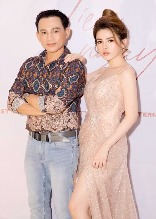 "Bố Hữu Tiến không cho con gái đăng tải hình ảnh sexy, hay những thông tin tiêu cực, gây sốc lên mạng xã hội. Bố mong muốn con có ảnh hưởng tích cực trong giới trẻ về cách nghĩ và hành động", Thủy Tiên tâm sự.