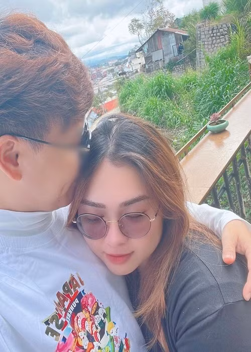 Thiện Nhân cũng bất ngờ thông báo bản thân lẫn người yêu không còn giữ chức vụ giám đốc và tổng giám đốc như trước đây.