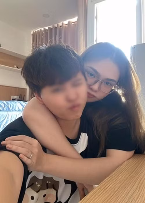 Thiện Nhân từng chia sẻ, cô và người yêu đều tôn trọng gia đình nên đã xin phép ba mẹ nữ ca sĩ cho cả hai quen nhau, cưới nhau song gia đình không đồng ý.