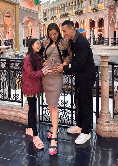 Nữ diễn viên khoe bụng bầu bên chồng con.