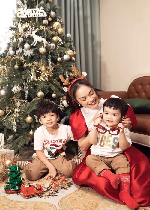 Vẻ đáng yêu của hai con trai Dương Cẩm Lynh Ve dang yeu cua hai con trai Duong Cam Lynh