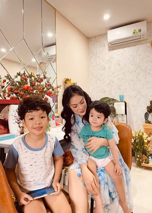 Nữ diễn viên cho biết, cô có nguồn năng lượng tích cực từ hai con để bản thân mạnh mẽ hơn.