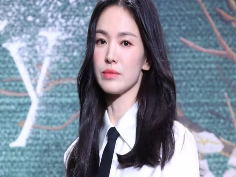 Theo Song Hye Kyo, nhân vật Moon Dong Eun trải qua nhiều sóng gió nên sẽ thật vô lý nếu nữ chính này xuất hiện một cách lung linh hoàn hảo. Do vậy, Song Hye Kyo dùng rất ít son phấn và còn nhờ hiệu ứng ánh sáng để tạo ra được diện mạo tiều tụy, mệt mỏi như trên phim. Ảnh: Allkpop