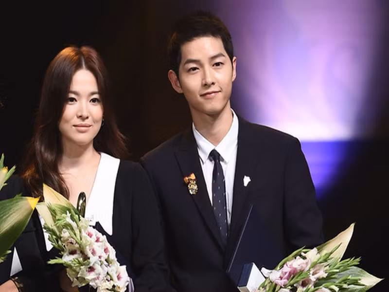 Song Hye Kyo không giấu được vẻ già nua bởi nếp nhăn ở đuôi mắt và vùng quanh miệng. Ảnh: VTV