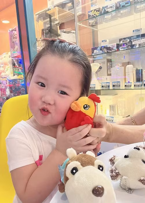 Lúc nhỏ, cô nhóc sở hữu vẻ ngoài mũm mĩm với hai má phúng phính.
