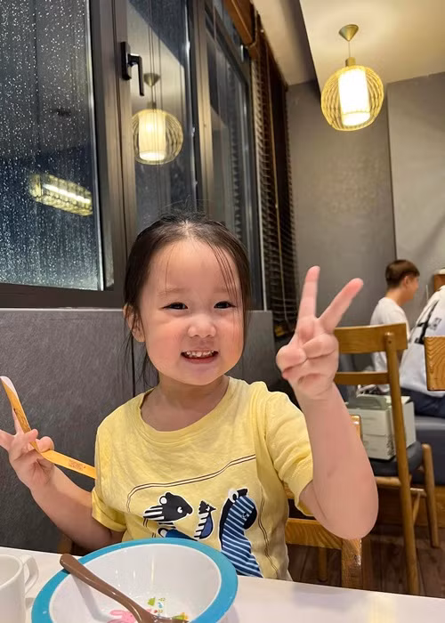 Bé Bào Ngư có làn da trắng hồng.