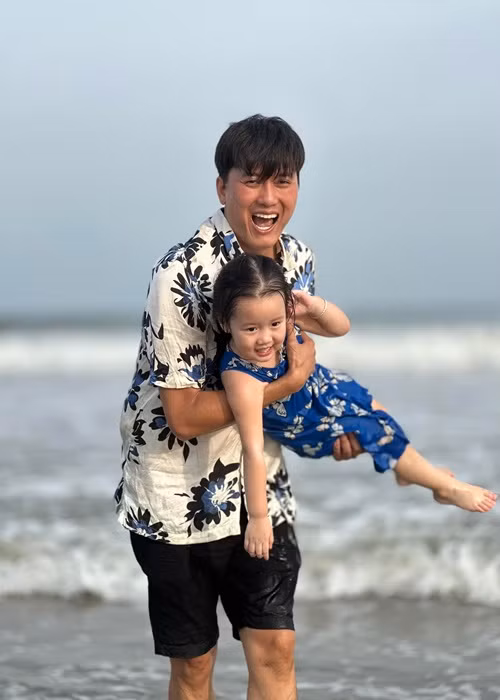 Con gai dang yeu cua Quach Ngoc Tuyen va vo kem 16 tuoi