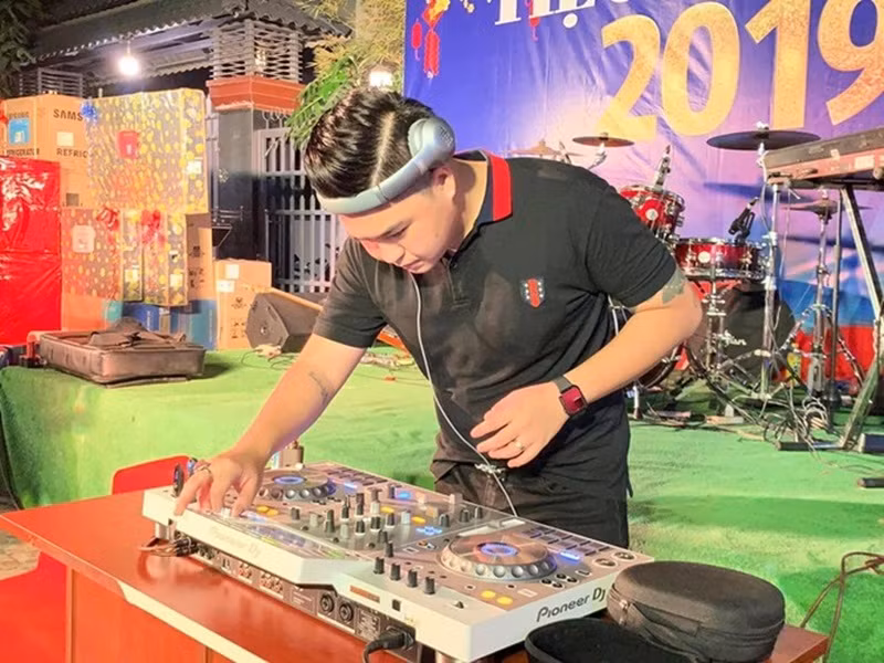Con trai Lê Giang đang làm ca sĩ, DJ. Sự nghiệp của Duy Phước đến nay được đánh giá mờ nhạt. Ảnh: FBNV