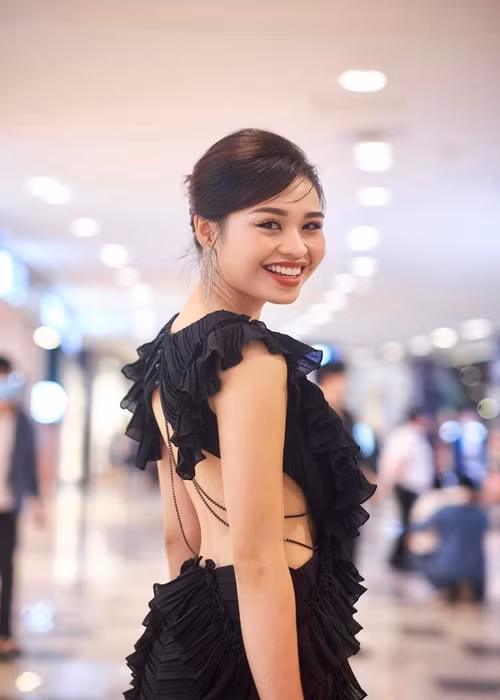 Lê Lộc từng bị mẹ phản đối kịch liệt khi công khai muốn tiến đến hôn nhân với người đàn ông lớn hơn cô 20 tuổi và đang ly thân. Cuối cùng, Lê Lộc chủ động chia tay. “Trải qua một thời gian quen nhau, tôi thấy mình còn trẻ con quá. Tôi đã bị người đó dẫn dắt suy nghĩ”, con gái Lê Giang chia sẻ. Ảnh: FBNV