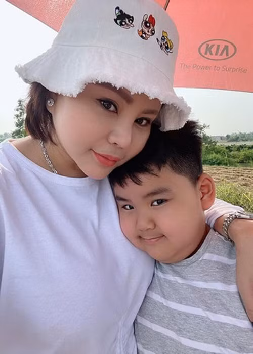 Năm 2009, Lê Giang tái hôn với một Việt kiều sau một thời gian tìm hiểu. Sau đó, nữ diễn viên sang Australia định cư cùng chồng. Cả hai có một cậu con trai chung tên Luke Nguyễn. Năm 2015, Lê Giang ly hôn người chồng thứ 2, đưa bé Luke về Việt Nam sinh sống. Ảnh: FBNV