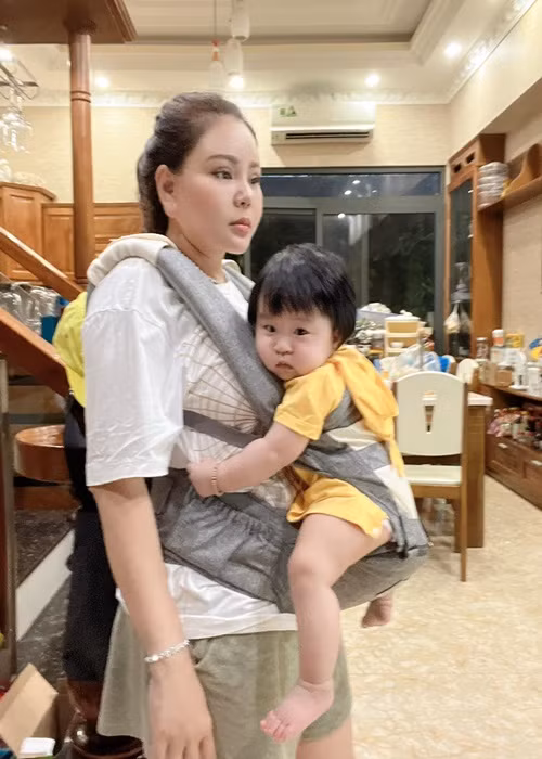 Lê Giang “Nhà bà Nữ” hết mực yêu thương con dâu. Nữ nghệ sĩ tặng Trân Châu điện thoại dịp sinh nhật, giúp con dâu chăm sóc con. Ảnh: FBNV