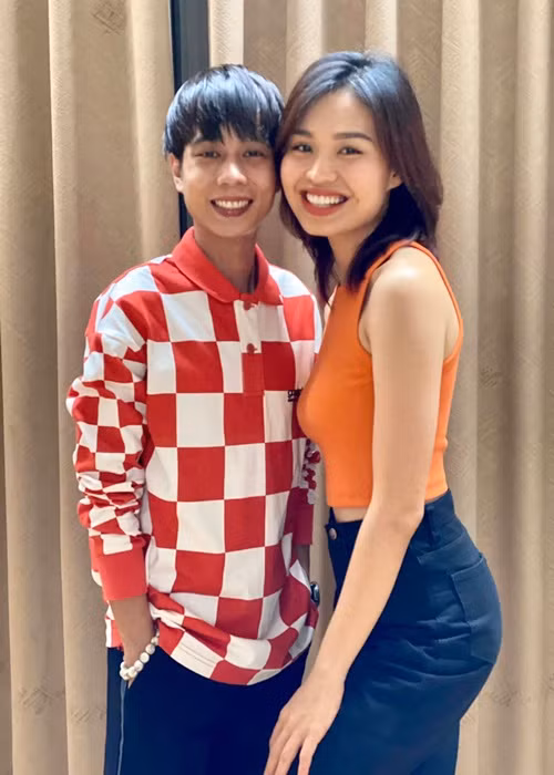 Lê Lộc đang hẹn hò Tuấn Dũng. Lê Giang dành nhiều "lời khen có cánh" cho Tuấn Dũng: "Tuấn Dũng rất dễ thương, thương Lê Lộc vô điều kiện. Lúc nào cũng chăm sóc từng miếng ăn, giấc ngủ, đưa đón cũng đưa về tận nhà. Người đàn ông như Tuấn Dũng quá chiều chuộng và thương yêu Lộc. Bây giờ có lẽ hai đứa rất hạnh phúc. Tôi thấy được điều đó". Ảnh: FBNV