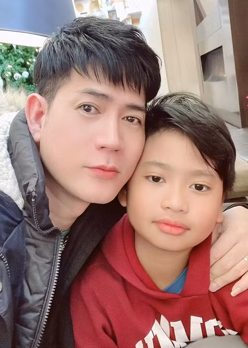 Gần đây, nam ca sĩ cảm thấy có lỗi với các con vì quá bận rộn nên không thể nấu ăn cho các con.