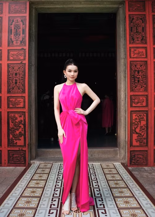 Thùy Lâm là một trong những mỹ nhân tuổi Đinh Mão của Vbiz. Chân dài này lên ngôi Hoa hậu Hoàn vũ Việt Nam năm 2008. Hiện tại, Thùy Lâm là bà mẹ hai con sở hữu nhan sắc trẻ trung.