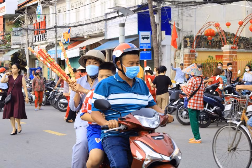 Nguoi dan mien Tay le chua cau binh an ngay dau nam moi-Hinh-3