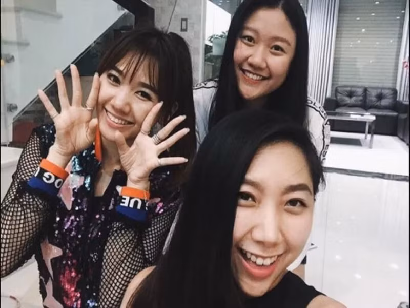 Mối quan hệ chị dâu em chồng giữa Huỳnh Mi và Hari Won luôn tốt đẹp. Ảnh: Saostar