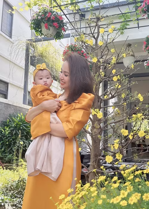 Biệt thự của vợ chồng Vân Hugo ngập tràn hoa tươi.