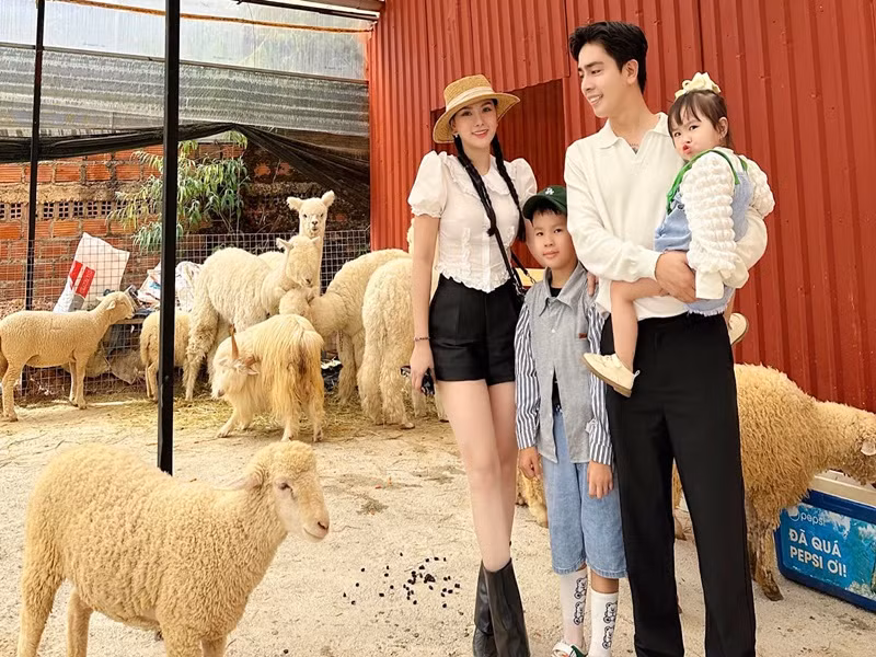 Con gái đáng yêu của Thu Thủy và chồng kém 10 tuổi Con gai dang yeu cua Thu Thuy va chong kem 10 tuoi