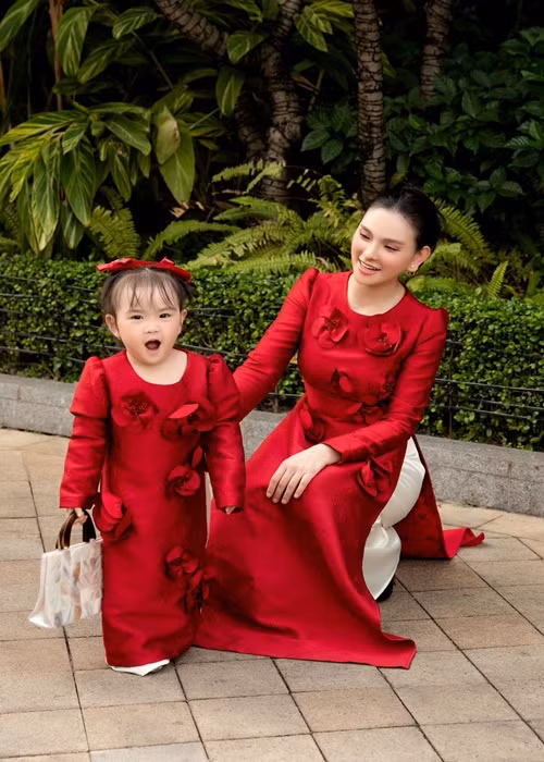 Bé Lana xinh xắn như thiên thần khi mặc áo dài đôi cùng mẹ.