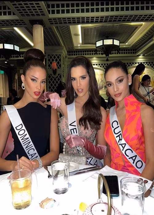 Andreina đọ sắc Amanda trong một hoạt động của cuộc thi.