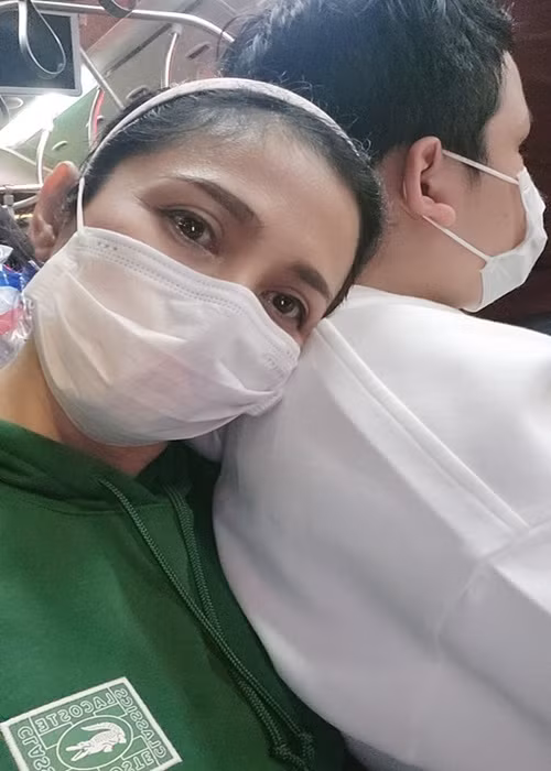 Nữ diễn viên nổi tiếng một thời đăng tải không ít hình ảnh bên con trai Thiện Nhân. Tuy nhiên, cô vẫn giấu mặt con.