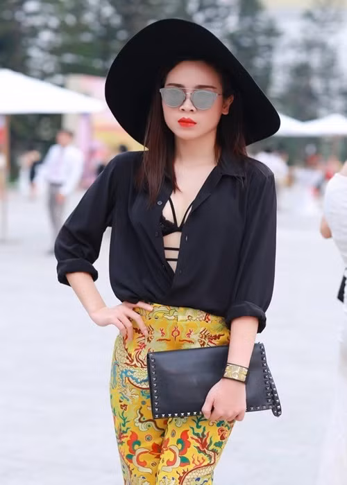 Không ít lần, Lưu Hương Giang lăng xê mốt hở nội y. Năm 2015, khi tham gia một sự kiện thời trang, bà mẹ hai con diện áo sơ mi mở khuy khoe nội y. Ảnh: Đời sống pháp luật