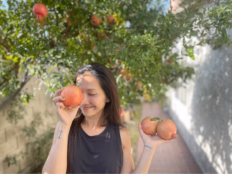 Bà mẹ hai con thường xuyên đăng tải hình ảnh chăm sóc cây cỏ trong khuôn viên nhà.