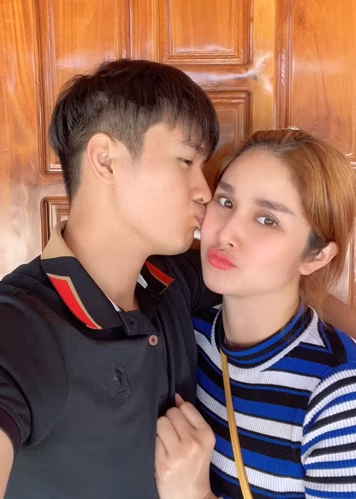  Thảo Trang - Quang Pháp quen nhau sau khi đóng chung phim “Má tôi là đại gia”. Ban đầu, Thảo Trang tưởng bạn diễn kém 8 tuổi tính tình trẻ con, ham chơi. Tuy nhiên, khi ngày càng thân thiết, cô nhận ra Quang Pháp rất chín chắn.