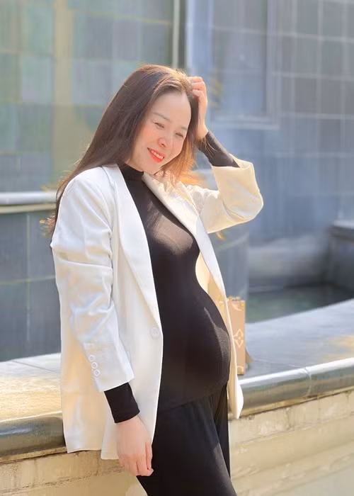Hồi tháng 10/2022, Diễm Hương khoe tin vui bầu bí.