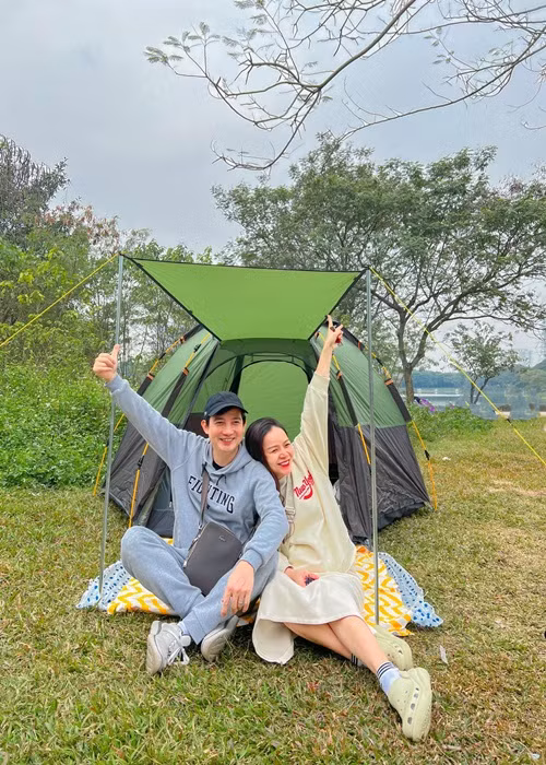 Diễm Hương đến với Hồng Quang sau 2 năm nam diễn viên ly hôn, có hai con riêng.