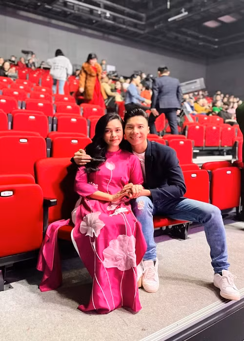 Quốc Nghiệp cho biết, anh sẵn sàng lùi về sau một bước, làm hậu phương vững chắc để vợ phát triển sự nghiệp.