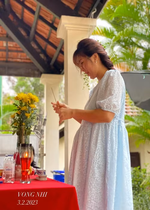 Lê Phương cũng tăng cân sau Tết. Bà mẹ hai con than thở trên trang cá nhân: "Đây là cái bụng sau Tết! Thắp nhang từ chiều, chỉ xin sáng mai thức dậy cái bụng tự nhiên mất tiêu có được không?”.