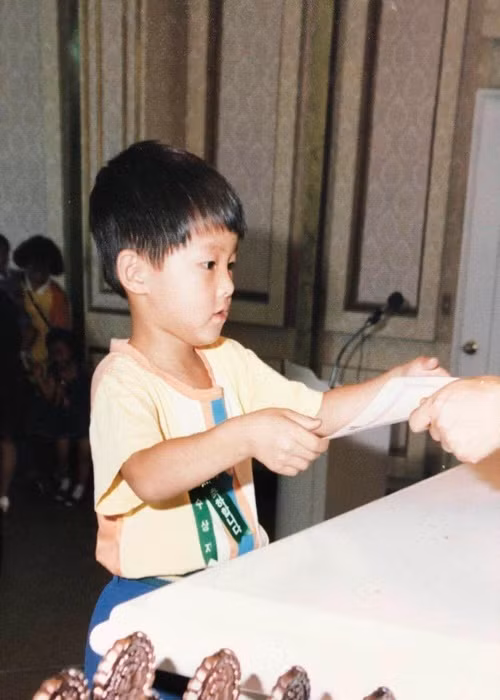 Hàng xóm và bạn bè của bố mẹ nam diễn viên thường nhầm Song Joong Ki là con gái, thậm chí thường nói rằng anh rất xinh xắn. “Tôi sẽ cáu kỉnh với họ rằng tôi là con trai và họ không được phép gọi tôi là bé gái xinh xắn”, nam tài tử kể lại. Ảnh: Người đưa tin