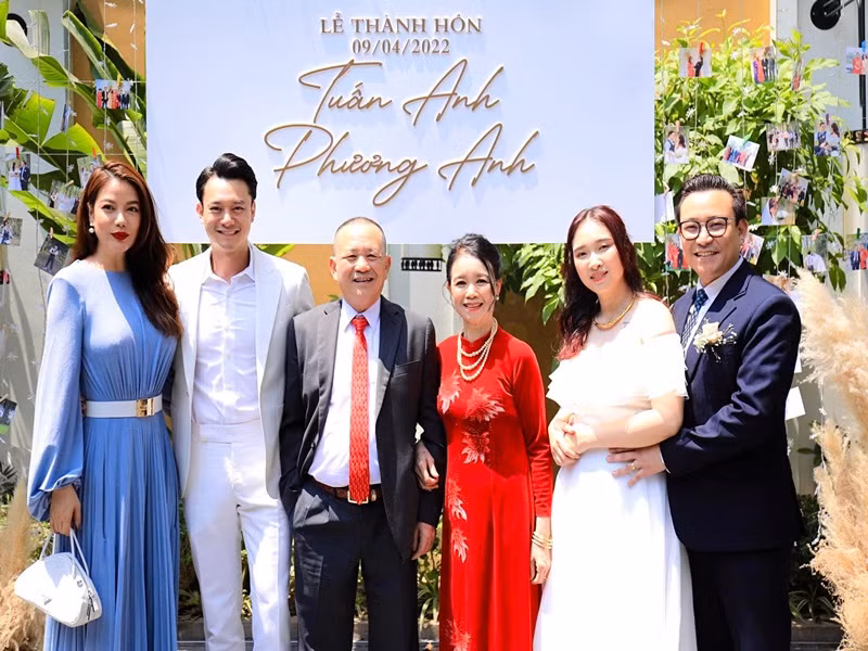 Mối quan hệ giữa Trương Ngọc Ánh với gia đình của Anh Dũng khá tốt đẹp. Nam diễn viên phim "Sống chung với mẹ chồng" từng đưa bạn gái hơn tuổi tham dự đám cưới của anh trai.
