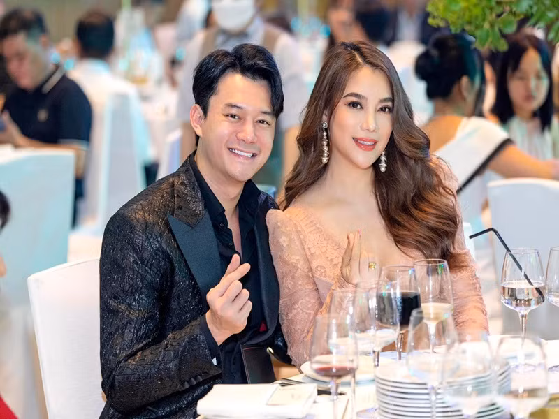 Cặp đôi chị em không giấu được niềm hạnh phúc khi bên nhau.