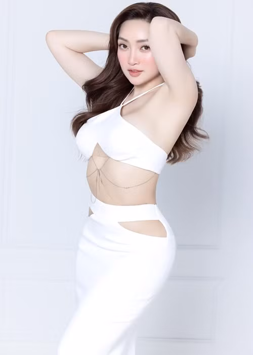 Sở hữu đường cong hình thể gây mê, Thùy Chang khiến chồng càng si mê.