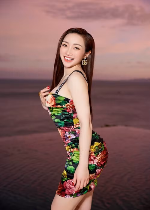 Sau một lần sinh nở, bà xã Chi Bảo vẫn sở hữu vóc dáng vô cùng nuột nà.