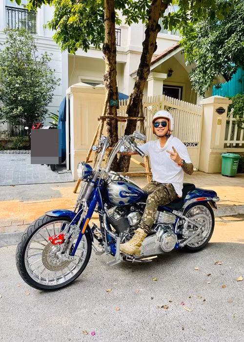 Những chiếc xe hơi, mô tô của Tuấn Hưng là niềm mơ ước của nhiều người. Ảnh: FBNV