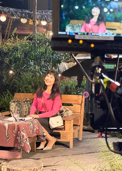 Thu Hương vẫn miệt mài hoạt động nghệ thuật trong những năm qua. Có thời gian, cô làm MC chương trình “Đuổi hình bắt chữ” Ảnh: FBNV
