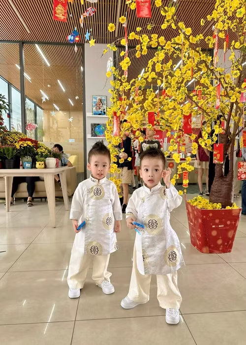 Cặp song sinh nhà Dương Khắc Linh cũng diện áo dài đón Tết ở trường học.