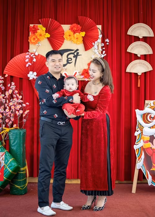 Để kỷ niệm con gái đón cái Tết đầu tiên, Vân Hugo thực hiện một bộ ảnh cho ái nữ.