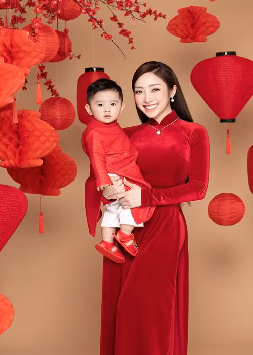 Con trai của Chi Bảo cũng mặc áo dài đón Tết sớm.
