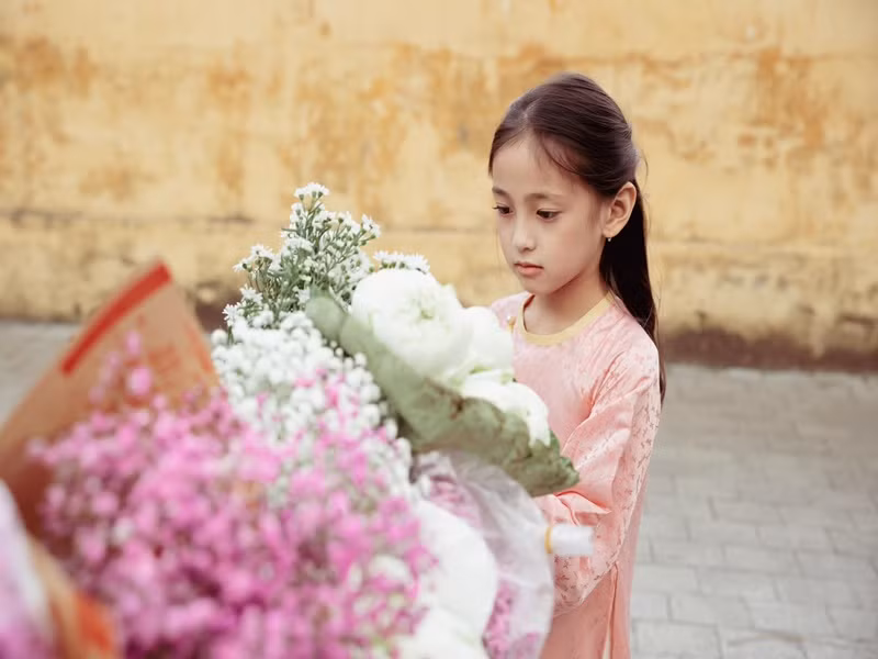 Bé Vivian tận hưởng không khí Tết sớm ở Hà Nội.
