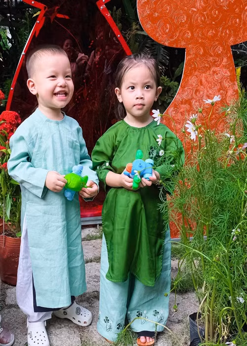 Hai nhóc tì nhà sao Việt Hồ Ngọc Hà: bé Lisa và Leon vô cùng đáng yêu khi diện áo dài cận Tết Nguyên đán 2023.