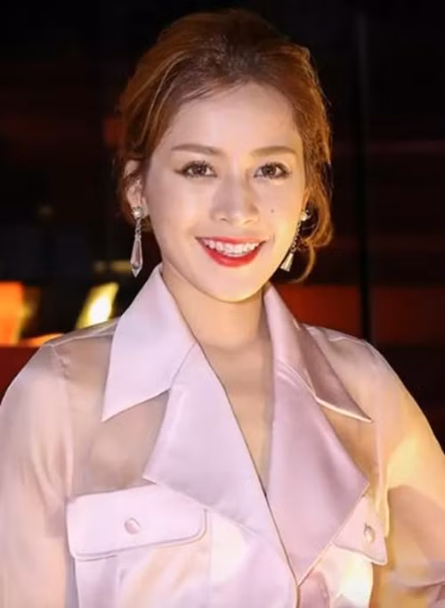 Vẻ ngoài của Chi Pu trông kém duyên hẳn khi không soi lại gương sau khi đánh son.